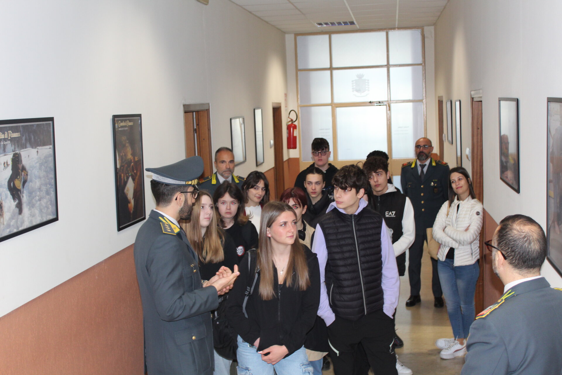 Studenti dell'Istituto Galilei in visita alla Guardia di finanza di Luino