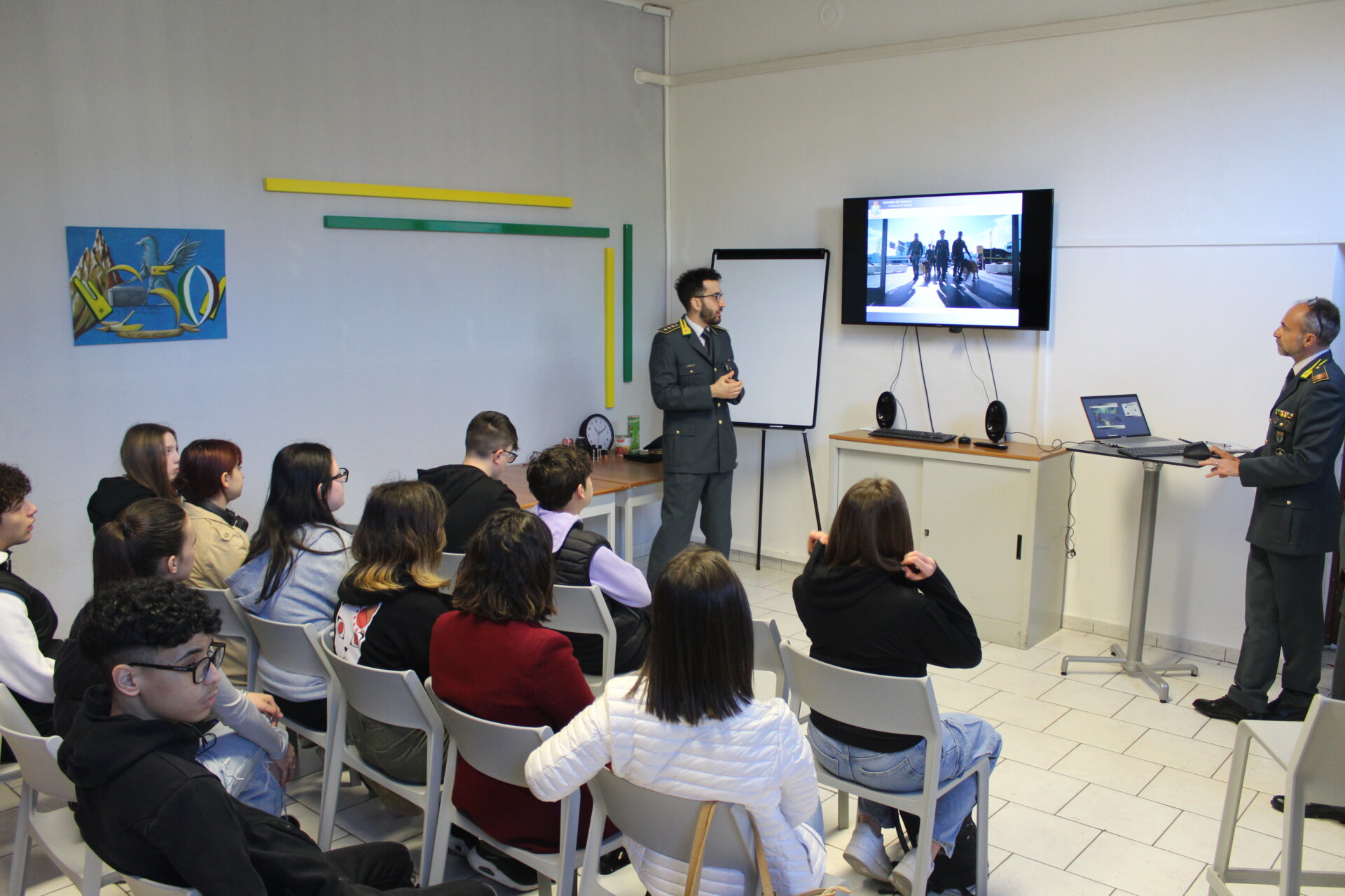 Studenti dell'Istituto Galilei in visita alla Guardia di finanza di Luino