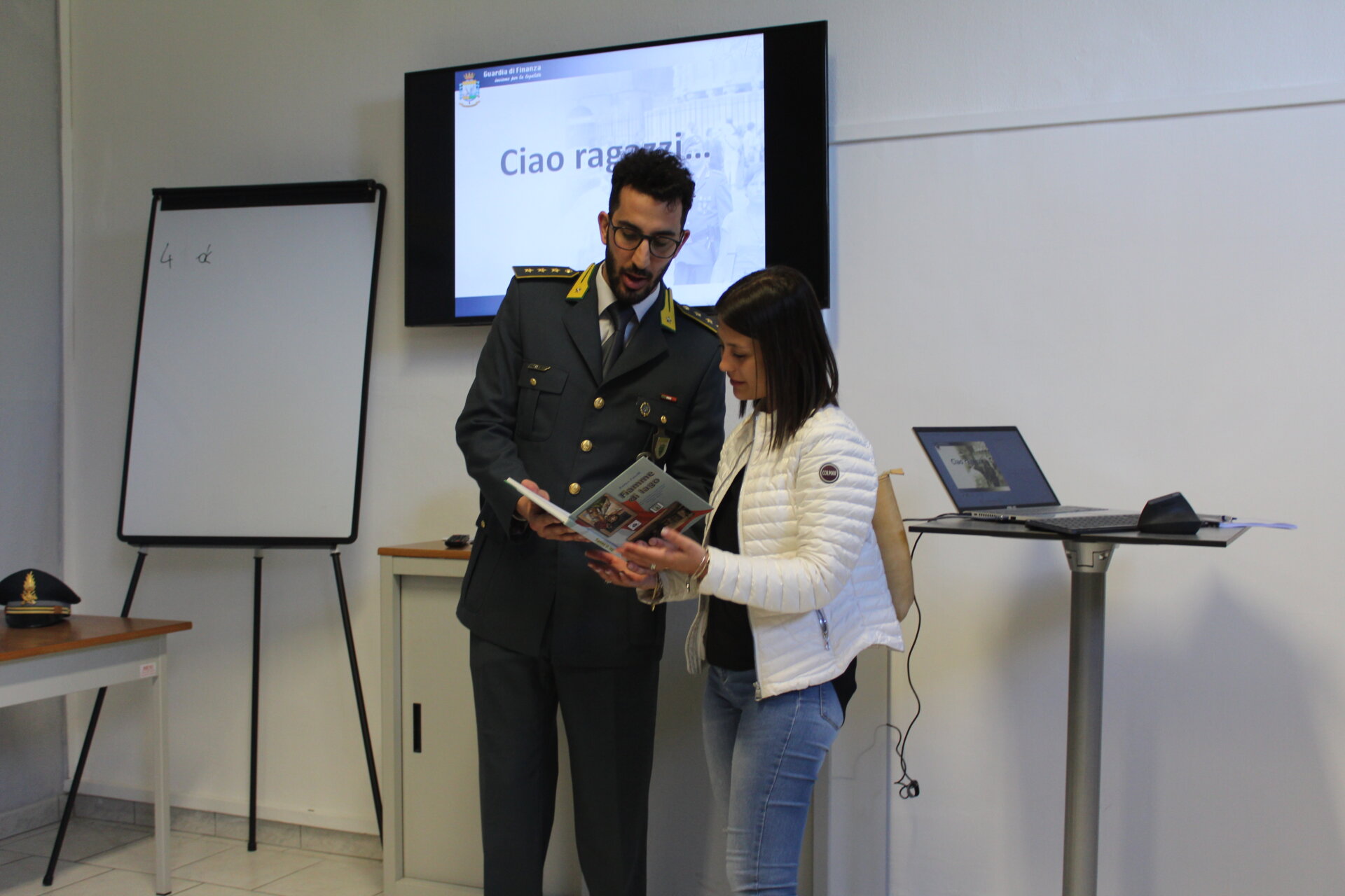 Studenti dell'Istituto Galilei in visita alla Guardia di finanza di Luino