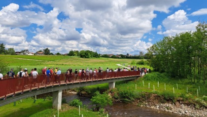 Inaugurata la passerella al parco Lura