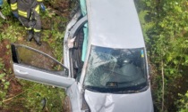 Auto cade in una scarpata: un morto e quattro feriti