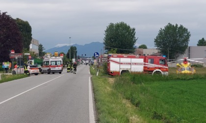 Incidente fra una moto e un camion: sul posto arriva l'elisoccorso