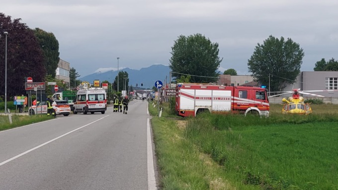 Incidente fra una moto e un camion: sul posto arriva l’elisoccorso