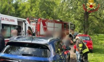 Finisce con l'auto contro un palo: sul posto ambulanza e pompieri