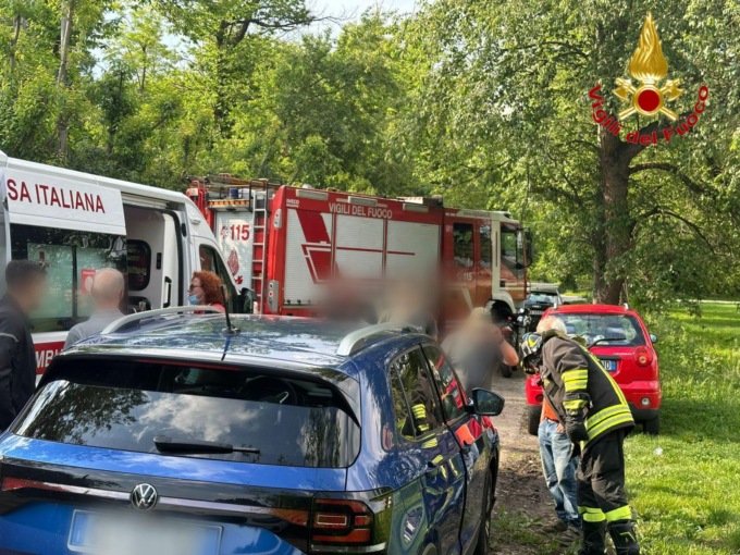 Finisce con l’auto contro un palo: sul posto ambulanza e pompieri
