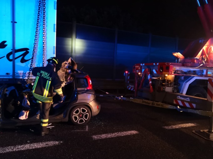 Schianto mortale contro un camion in A9, 24enne muore a Origgio