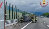 Auto in fiamme in autostrada