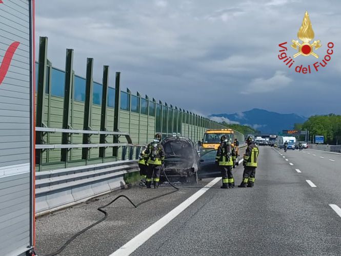 Auto in fiamme in autostrada