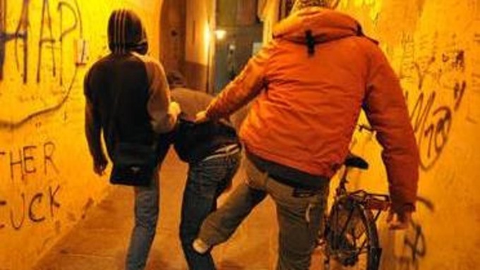 Baby gang picchia prima un 15enne e poi il padre di 43 anni