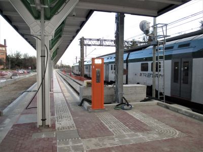 Muore a 48 anni investita dal treno, soppressi i treni Saronno-Milano
