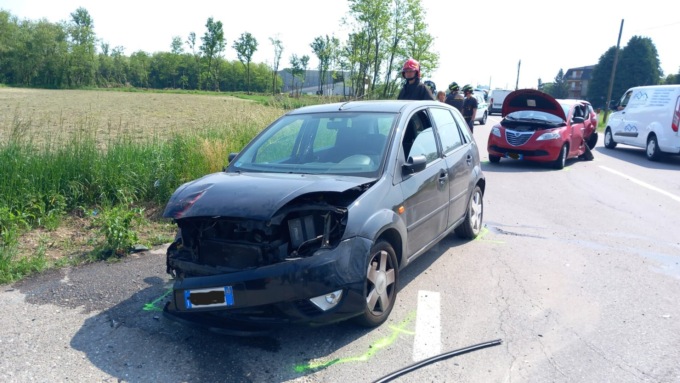 Incidente fra auto: coinvolte 3 persone