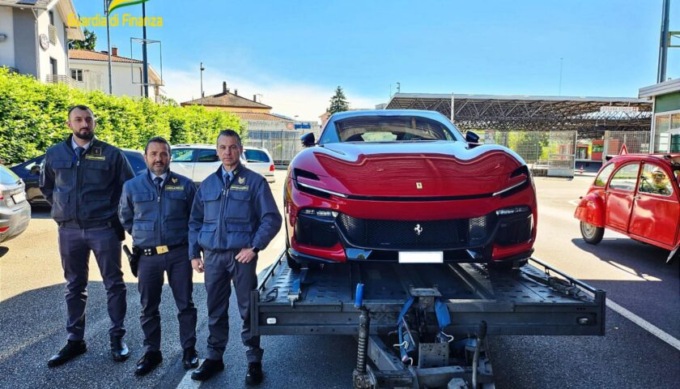 Ferrari di contrabbando sequestrata all’ingresso dalla Svizzera