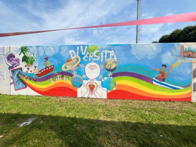 Inaugurato il murales all’ingresso della scuola media