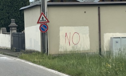 Ignoti hanno imbrattato il muro del cimitero e alcuni alberi in piazza con vernice rossa