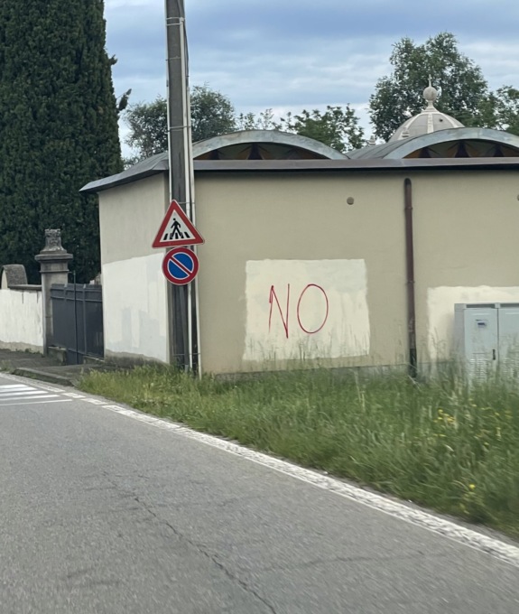 Ignoti hanno imbrattato il muro del cimitero e alcuni alberi in piazza con vernice rossa