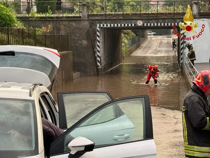Sottopasso allagato col diluvio, donna salvata dai Vigili del Fuoco
