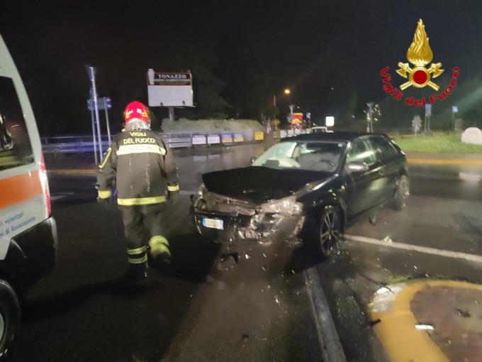 Incidente alla rotonda dell’Esselunga, tre giovani coinvolti
