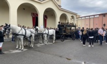 Una carrozza con quattro cavalli bianchi per l'ultimo saluto a Fabio Dalla Nora