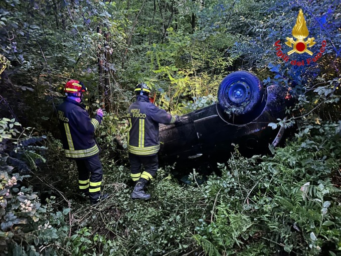 Esce di strada e abbandono l’auto: i pompieri recuperano il mezzo