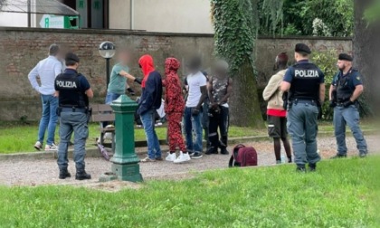 Controlli in stazione a Gallarate dopo la rissa, un altro riconosciuto e denunciato