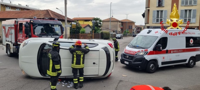 Incidente e ribaltamento: 37enne finisce in ospedale