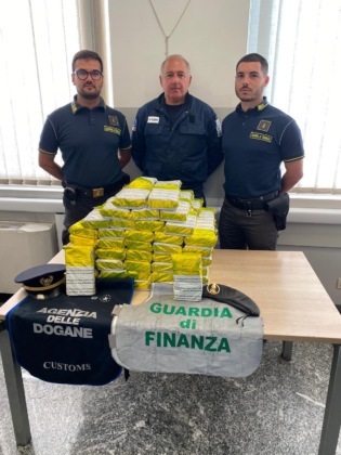 Sul Flixbus con 80kg di tabacco da masticare di contabbando
