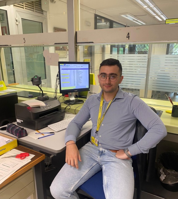Nell’ufficio postale di Malnate il più giovane sportellista della provincia di Varese