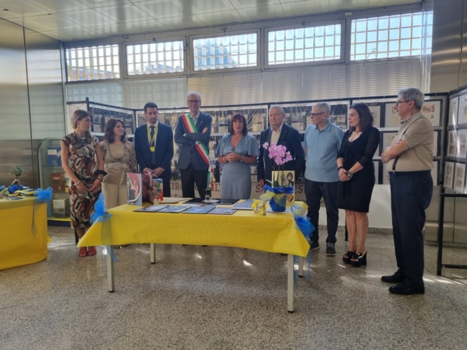 Torta e mostra fotografica per il compleanno dell’ufficio postale di Saronno