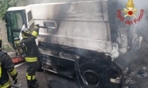 Spazzatrice prende fuoco in strada, arrivano i pompieri