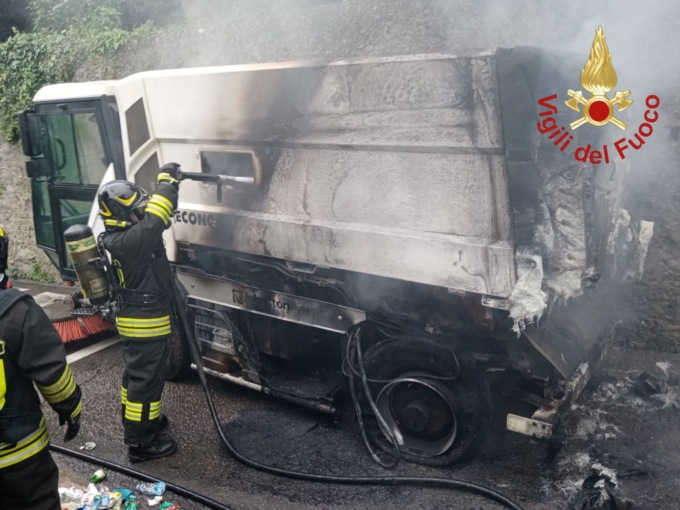 Spazzatrice prende fuoco in strada, arrivano i pompieri