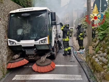 Spazzatrice prende fuoco in strada, arrivano i pompieri