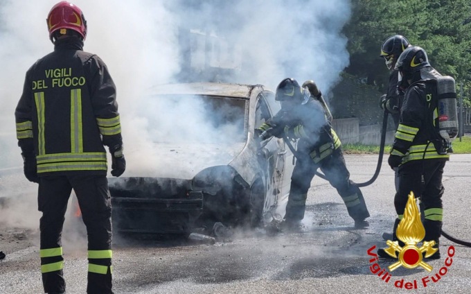 Auto in fiamme, il conducente si mette in salvo