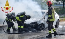 Auto in fiamme, il conducente si mette in salvo