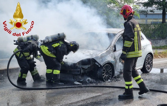 Auto in fiamme, il conducente si mette in salvo