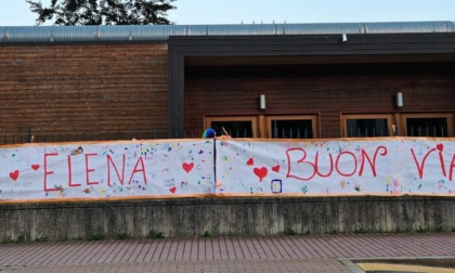 Striscioni e tanto affetto per salutare Elena Giudici