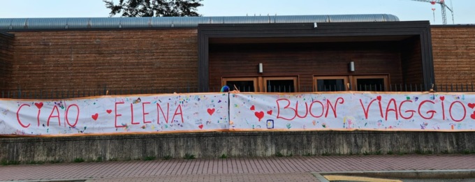 Striscioni e tanto affetto per salutare Elena Giudici