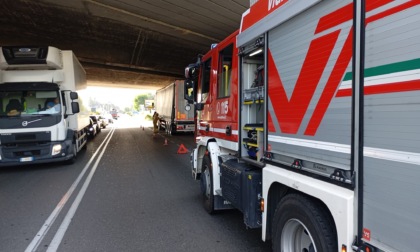 Sversamento in strada di soda caustica: intervengono i Vigli del fuoco