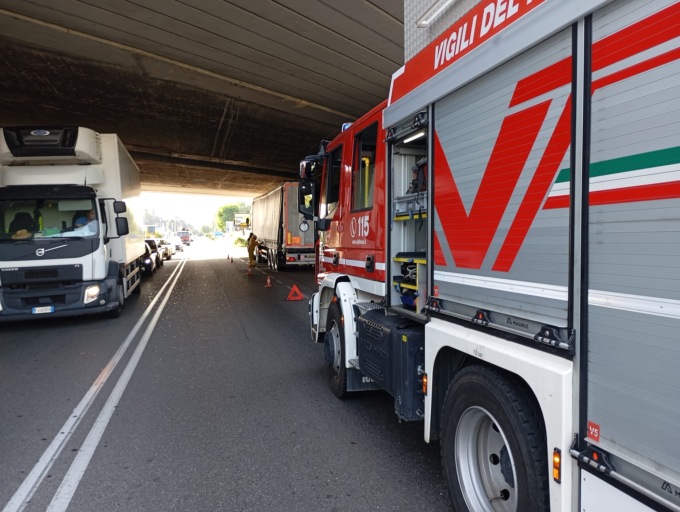 Sversamento in strada di soda caustica: intervengono i Vigli del fuoco