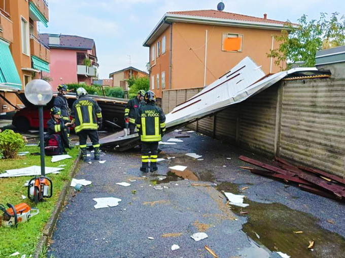 Maltempo in Brianza, tromba d’aria scoperchia un tetto in lamiera