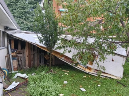 Maltempo in Brianza, tromba d'aria scoperchia un tetto in lamiera