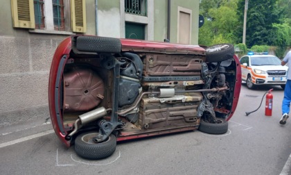 Settantaquattrenne si ribalta in auto: trasportata in ospedale