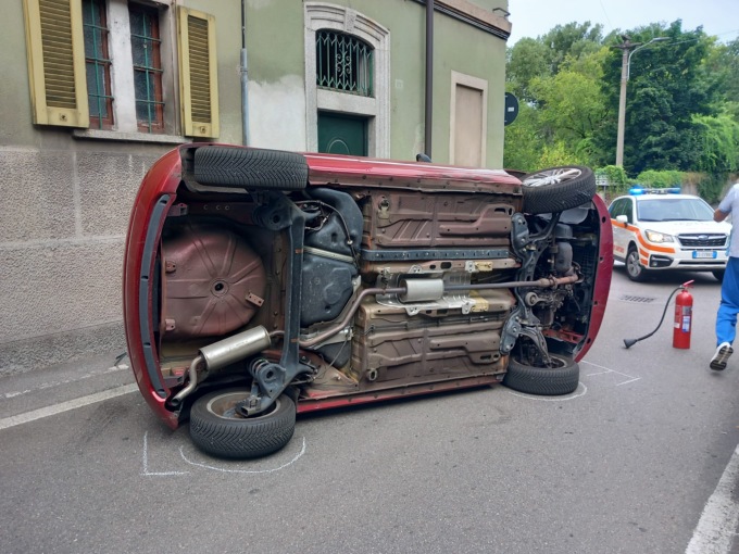 Settantaquattrenne si ribalta in auto: trasportata in ospedale