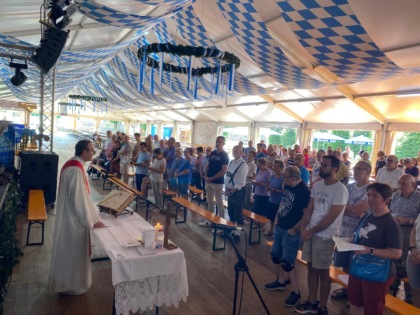 La messa durante la Misinto bierfest