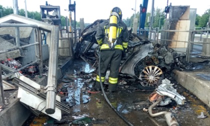 Auto si schianta contro il casello e prende fuoco: deceduto l'automobilista