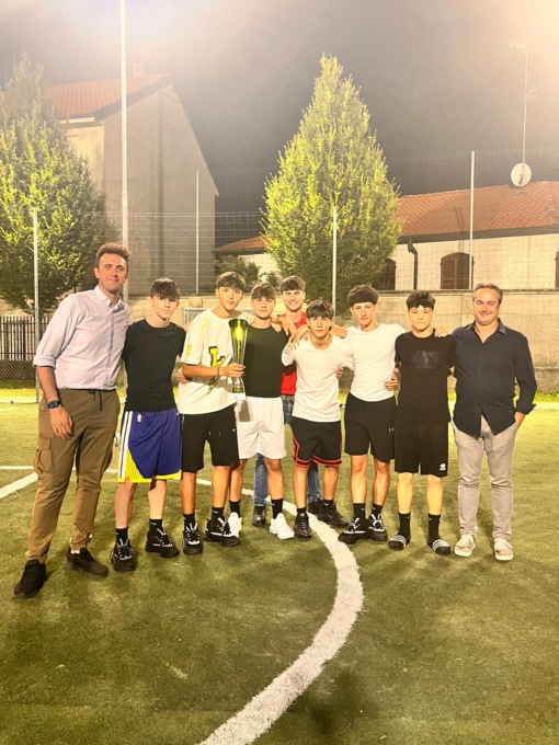 Giovanissimi calciatori in campo in oratorio