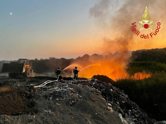 Va a fuoco la discarica