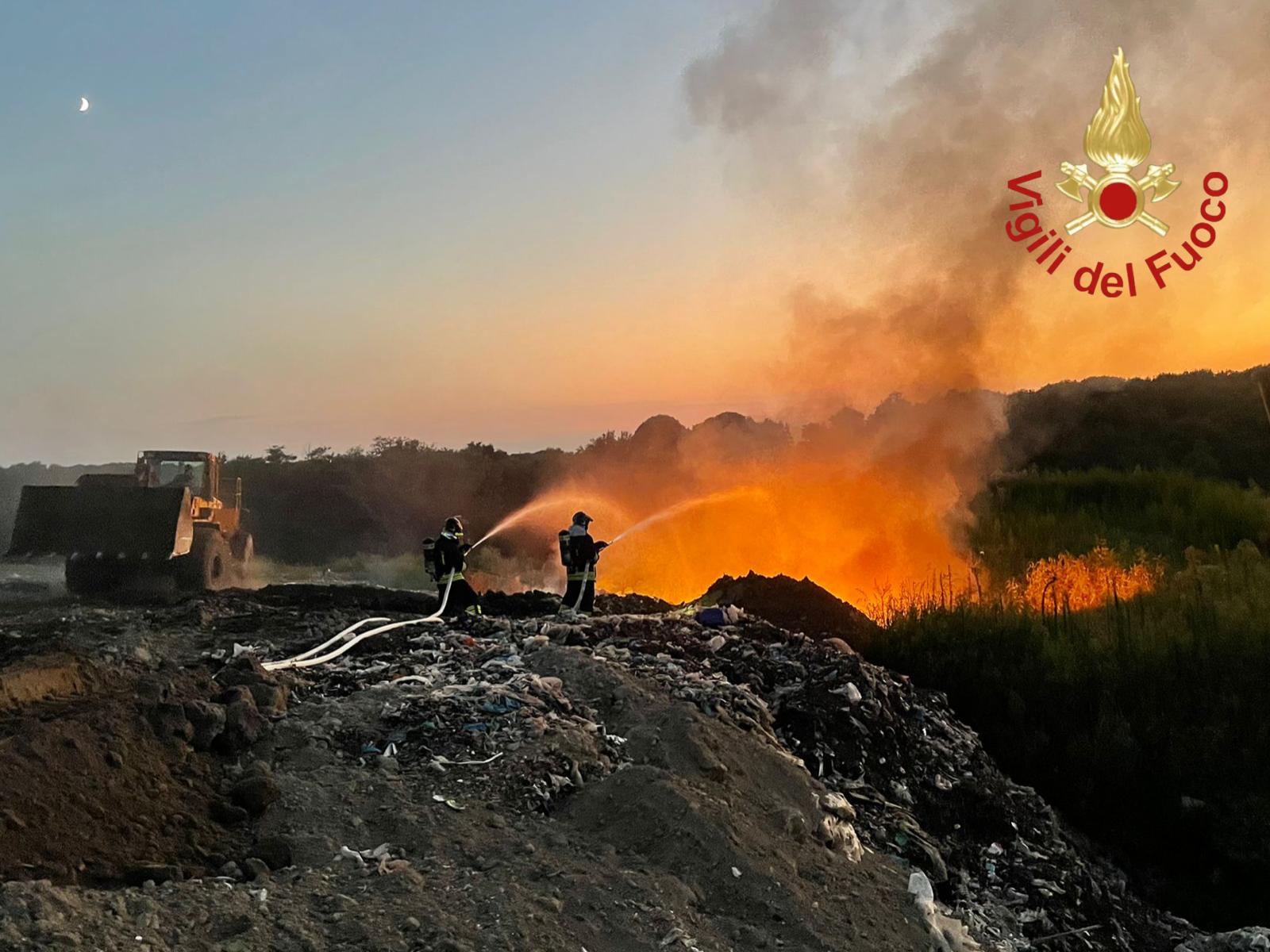 Mozzate incendio discarica regionale Econord vigili del fuoco