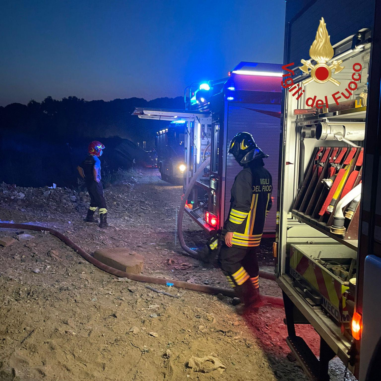 Mozzate incendio discarica regionale Econord vigili del fuoco