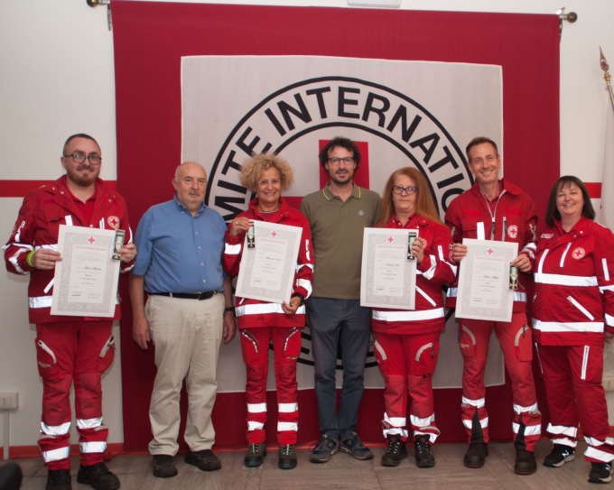 In divisa da 15 e 25 anni: premiati i volontari della Croce Rossa di Tradate