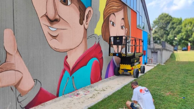 Dopo le scuole, SeaCreative colora d’arte anche il centro sportivo di Venegono